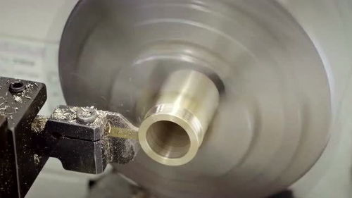 機(jī)械牛人加工打磨出來一個銅火機(jī),這樣做出來的果然是精品,成品讓人羨慕